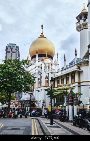 Singapur - 16. August 2024: Masjid Sultan Moschee im historischen Kampong Glam mit goldener Kuppel und riesiger Gebetshalle, dem Mittelpunkt der muslimischen Gemeinschaft Stockfoto