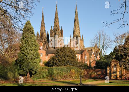 Die Kathedrale von Lichfield ist die einzige mittelalterliche Kathedrale mit drei Türmen in Großbritannien Stockfoto