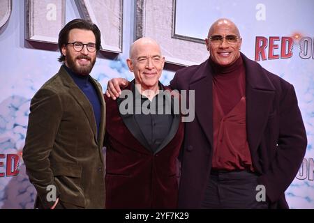 Chris Evans, J.K. Simmons und Dwayne Johnson bei der Red One - Alarmstufe Weihnachten Film Premiere am 3.11.2024 in Berlin Red One Filmpremiere in Berlin *** Chris Evans, J K Simmons und Dwayne Johnson bei der Red One Christmas Film Premiere am 3 11 2024 in Berlin Red One Filmpremiere in Berlin Stockfoto