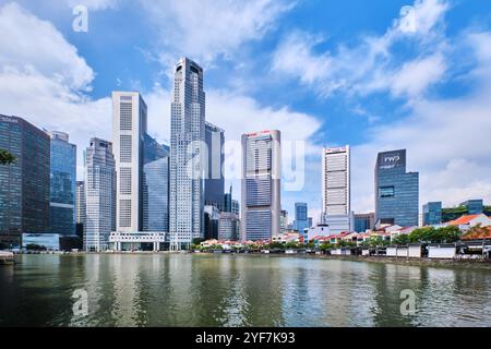 Singapur - 16. August 2024: Blick auf die Skyline von Singapur vom Clarke Quay. Moderne Hochhäuser Stockfoto