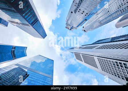 Singapur - 18. Januar 2025: Blick auf die Skyline von Singapur von Chinatown. Moderne Hochhäuser in Singapur Stockfoto