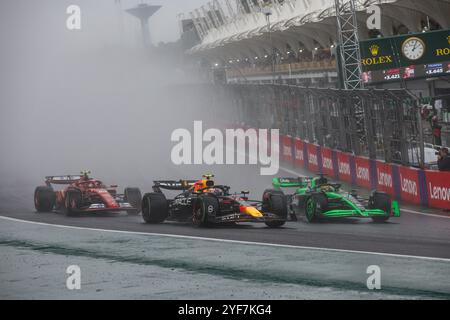 11 PEREZ Sergio (mex), Red Bull Racing RB20, Action 77 BOTTAS Valtteri (FIN), Stake F1 Team Kick sauber C44, Action 55 SAINZ Carlos (Spa), Scuderia Ferrari SF-24, Action während der Formel 1 Grande Premio de Sao Paulo 2024, 21. Runde der Formel 1 Weltmeisterschaft 2024 vom 1. Bis 3. November 2024 auf dem Interlagos Circuit in Sao Paulo, Brasilien Stockfoto