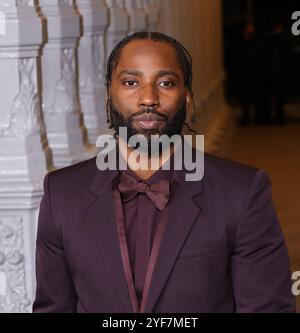 Los Angeles, USA. Dezember 2024. John David Washington, der Gucci trägt, nimmt 2024 an der LACMA Art Film Gala Teil, die Gucci am 2. November 2024 im Los Angeles County Museum of Art präsentierte. Foto: Crash/imageSPACE Credit: Imagespace/Alamy Live News Stockfoto