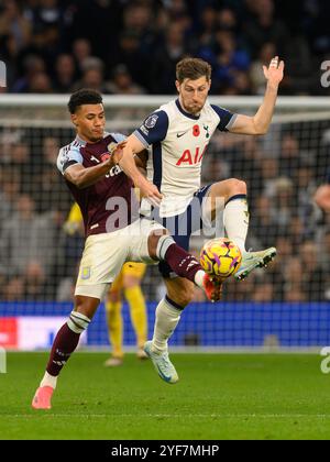 London, Großbritannien. November 2024. London, England - 3. November: Ollie Watkins von Aston Villa kämpft am 3. November 2024 im Tottenham Hotspur Stadium in London gegen Ben Davies (rechts), während des Spiels der Premier League 2024/25 League zwischen Tottenham Hotspur FC und Aston Villa FC. (Foto: David Horton/SPP) (David Horton/SPP) Credit: SPP Sport Press Photo. /Alamy Live News Stockfoto