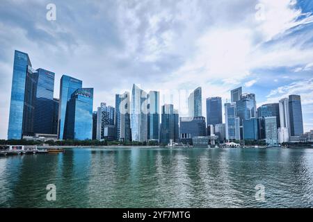 Singapur - 13. August 2024: Skyline der Stadt mit Wolkenkratzern im Marina Bay Financial Centre Stockfoto