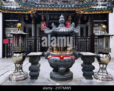 Singapur - 18. August 2024: Der Yueh Hai Ching Tempel oder WAK Hai Cheng Bio ist ein chinesischer Tempel im zentralen Geschäftsviertel von Singapur Stockfoto