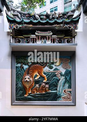 Singapur – 18. August 2024: Yueh Hai Ching Tempel oder WAK Hai Cheng Bio ist ein chinesischer Tempel und Tigerfiguren Stockfoto