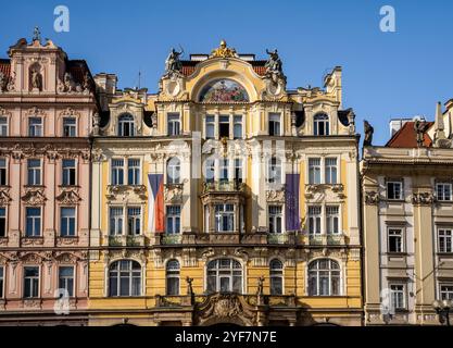 Fassade des Ministeriums für lokale Entwicklung (ehemalige Prager Stadtversicherungsgesellschaft), erbaut von Osvald Polivka, am Altstädter Ring in Prag, Tschechien Stockfoto