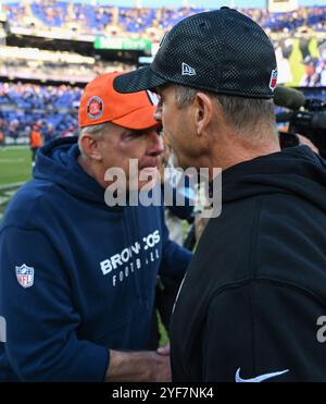 Baltimore, Usa. November 2024. Denver Broncos Cheftrainer Sean Payton (L) und Baltimore Ravens Cheftrainer John Harbaugh Greet, nachdem Baltimore Denver 41-10 im M&T Bank Stadium in Baltimore, Maryland, am Sonntag, den 3. November 2024 besiegte. Foto: David Tulis/UPI Credit: UPI/Alamy Live News Stockfoto