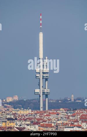 Panorama von Prag mit dominantem Turm von Zizkov, Blick auf den Hügel Divci Hrady Stockfoto