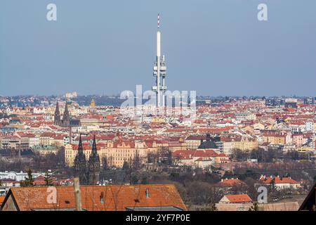 Panorama von Prag mit dominantem Turm von Zizkov, Blick auf den Hügel Divci Hrady Stockfoto