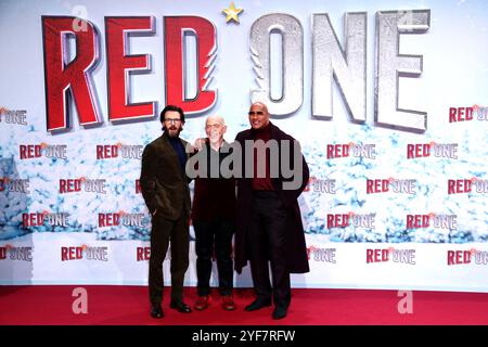 Deutschland, Berlin, 03.11.24, Uber Platz, Chris Evans, J.K. Simmons und Dwayne Johnson - DER ROCK besucht die Filmpremiere von RED ONE Stockfoto