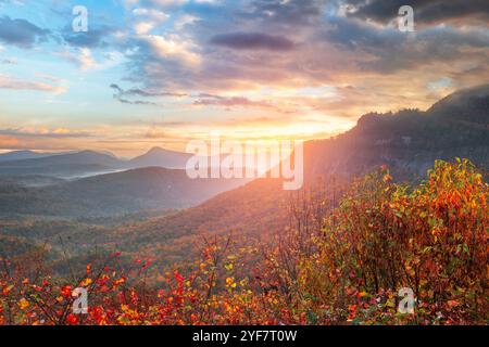 Whiteside Mountain im Herbst bei Sonnenaufgang in North Carolina, USA. Stockfoto