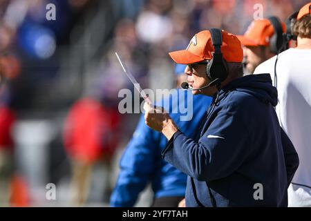 Baltimore, Usa. November 2024. Sean Payton, Cheftrainer der Denver Broncos, spielt in der ersten Halbzeit im M&T Bank Stadium in Baltimore, Maryland, am Sonntag, den 3. November 2024 an der Seitenlinie gegen die Baltimore Ravens. Foto: David Tulis/UPI Credit: UPI/Alamy Live News Stockfoto