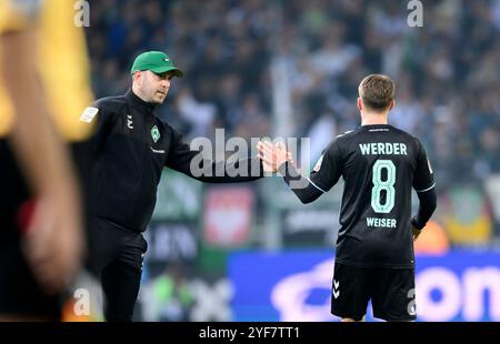 Borussia Monchengladbach, Deutschland. November 2024. Coach Ole WERNER (HB) klatscht mit Chell WEISER (HB) nach seiner gelb-roten Karte und schickt Fußball 1 ab. Bundesliga, 9. Spieltag, Borussia Mönchengladbach (MG) - SV Werder Bremen (HB) 4:1 am 03.11.2024 in Borussia Mönchengladbach/Deutschland. #DFL-Vorschriften verbieten die Verwendung von Fotos als Bildsequenzen und/oder Quasi-Video # Credit: dpa/Alamy Live News Stockfoto