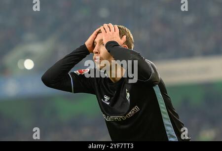 Borussia Monchengladbach, Deutschland. November 2024. Mit WEISER (HB) Geste, Geste, verblüfft, gelb-rote Karte Fußball 1. Bundesliga, 9. Spieltag, Borussia Mönchengladbach (MG) - SV Werder Bremen (HB) 4:1 am 03.11.2024 in Borussia Mönchengladbach/Deutschland. #DFL-Vorschriften verbieten die Verwendung von Fotos als Bildsequenzen und/oder Quasi-Video # Credit: dpa/Alamy Live News Stockfoto