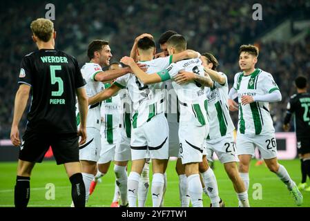 Borussia Monchengladbach, Deutschland. November 2024. Jubilation MG, von links nach rechts Joe SCALLY (MG), Franck HONORAT (MG), Tim KLEINDIENST (MG), Julian WEIGL (MG), Credit: dpa/Alamy Live News Stockfoto