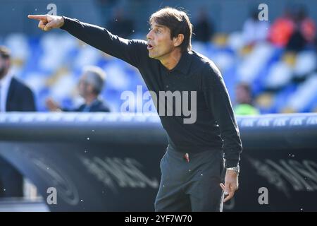 Neapel, Frankreich, Italien. November 2024. Antonio CONTE von Neapel während des Spiels der Serie A zwischen dem SSC Napoli und Atalanta BC im Stadio Diego Armando Maradona am 3. November 2024 in Neapel. (Kreditbild: © Matthieu Mirville/ZUMA Press Wire) NUR REDAKTIONELLE VERWENDUNG! Nicht für kommerzielle ZWECKE! Stockfoto