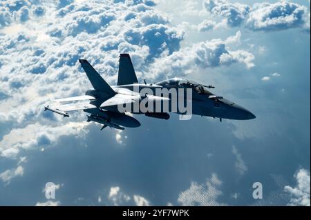 Das Meer von Japan, Japan. 31. Oktober 2024. Ein F/A-18D Hornet-Kampfflugzeug des U.S. Marine Corps, das der Red Devils of Marine Fighter Attack Squadron 232 zugeordnet ist, nähert sich während der Übung Keen Sword 25, am 31. Oktober 2024 über dem Japanischen Meer, um mit einem Stratotanker der US Air Force KC-135 zu tanken. Quelle: SRA Tylir Meyer/US Air Force/Alamy Live News Stockfoto