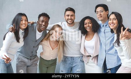 Portrait von Young Business Team über grauer Hintergrund posiert Stockfoto