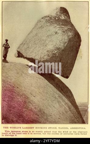 Das weltweit größte Balanciergestein in Tandil, Argentinien, im Jahr 1911. Der Stein fiel und brach am 29. Februar 1912. Stockfoto