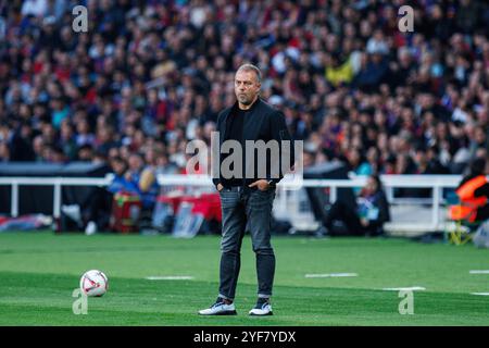 Barcelona, Spanien. November 2024. Hansi Flick im LaLiga EA Sports Spiel zwischen dem FC Barcelona und RCD Espanyol bei den Estadi Olimpic Lluis Companys. Quelle: Christian Bertrand/Alamy Live News Stockfoto