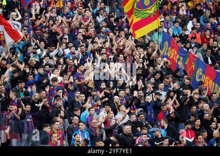 Barcelona, Spanien. November 2024. Die Fans feiern ein Tor beim LaLiga EA Sports Spiel zwischen dem FC Barcelona und RCD Espanyol bei den Estadi Olimpic Lluis Companys. Quelle: Christian Bertrand/Alamy Live News Stockfoto