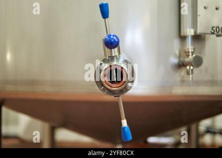 Hahn des Ventils eines Gärtanks in einer Bierfabrik Stockfoto