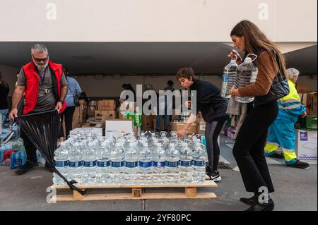 Madrid, Spanien. November 2024. Freiwillige organisieren an einer Sammelstelle Wasserspenden für Bürger, die nach Valencia transportiert werden, nachdem ein Sturmsystem namens „Dana“ am Dienstag, den 29. Oktober, verheerende Überschwemmungen ausgelöst hatte, die bis heute mehr als 200 Todesopfer bei der größten Naturkatastrophe in der jüngsten Geschichte Spaniens verursachten. Quelle: Marcos del Mazo/Alamy Live News Stockfoto