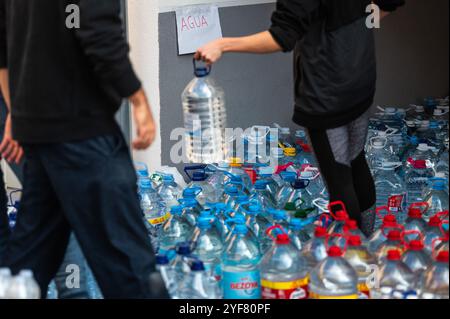 Madrid, Spanien. November 2024. Ein Freiwilliger organisiert an einer Sammelstelle Wasserspenden für Bürger, die nach Valencia transportiert werden, nachdem ein intensives Sturmsystem namens „Dana“ am Dienstag, den 29. Oktober, verheerende Überschwemmungen ausgelöst hatte, die bis heute mehr als 200 Todesopfer bei der größten Naturkatastrophe in der jüngeren Geschichte Spaniens verursachten. Quelle: Marcos del Mazo/Alamy Live News Stockfoto