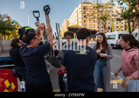 Madrid, Spanien. November 2024. Feuerwehrmann organisiert an einer Sammelstelle Spenden von Reinigungswerkzeugen für den Transport nach Valencia nach einem intensiven Sturmsystem namens „Dana“, das am Dienstag, den 29. Oktober, verheerende Überschwemmungen auslöste und bis heute mehr als 200 Todesopfer bei der größten Naturkatastrophe in der jüngsten Geschichte Spaniens verursachte. Quelle: Marcos del Mazo/Alamy Live News Stockfoto