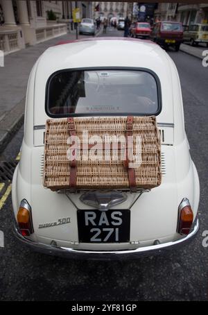 Fiat Nouova 500 RAC. St James's Motorspektakel 2024 Pall Mall London Stockfoto