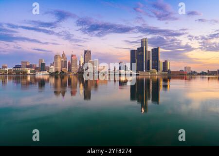 Skyline von Detroit, Michigan, USA bei Sonnenaufgang am Detroit River. Stockfoto