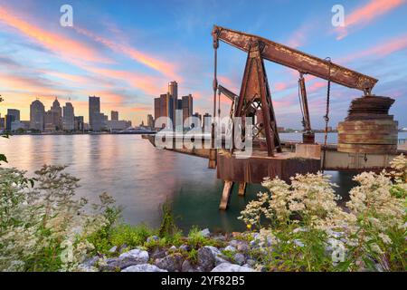 Die Skyline von Detroit, Michigan, USA, von der anderen Seite des Detroit River in Windsor, Ontario, Kanada bei Sonnenuntergang. Stockfoto