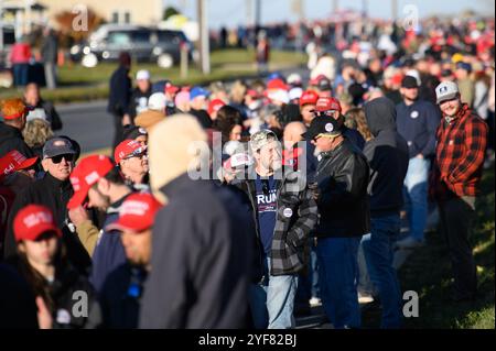 Lititz, Pennsylvania, USA. Am 3. November 2024 stellen sich Anhänger des ehemaligen US-Präsidenten Donald J. Trump vor einer Kundgebung, bei der Trump in Lititz, PA, nur zwei Tage vor dem Wahltag 2024 sprach. Pennsylvania ist bei den Wahlen ein entscheidender Wendestaat. Autor: John Lazenby/Alamy Live News Stockfoto