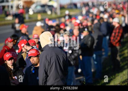 Lititz, Pennsylvania, USA. Am 3. November 2024 nahmen Tausende Anhänger des ehemaligen US-Präsidenten Donald J. Trump an einer Kundgebung Teil, bei der Trump nur zwei Tage vor dem Wahltag 2024 in Lititz, PA, sprach. Pennsylvania ist bei den Wahlen ein entscheidender Wendestaat. Autor: John Lazenby/Alamy Live News Stockfoto