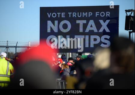 Lititz, Pennsylvania, USA. Am 3. November 2024 nahmen Tausende Anhänger des ehemaligen US-Präsidenten Donald J. Trump an einer Kundgebung Teil, bei der Trump nur zwei Tage vor dem Wahltag 2024 in Lititz, PA, sprach. Pennsylvania ist bei den Wahlen ein entscheidender Wendestaat. Autor: John Lazenby/Alamy Live News Stockfoto