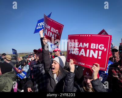 Lititz, Pennsylvania, USA. Am 3. November 2024 nahmen Anhänger des ehemaligen US-Präsidenten Donald J. Trump an einer Kundgebung Teil, bei der Trump nur zwei Tage vor dem Wahltag 2024 in Lititz, PA, sprach. Pennsylvania ist bei den Wahlen ein entscheidender Wendestaat. Autor: John Lazenby/Alamy Live News Stockfoto