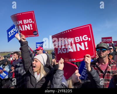 Lititz, Pennsylvania, USA. Am 3. November 2024 nahmen Anhänger des ehemaligen US-Präsidenten Donald J. Trump an einer Kundgebung Teil, bei der Trump nur zwei Tage vor dem Wahltag 2024 in Lititz, PA, sprach. Pennsylvania ist bei den Wahlen ein entscheidender Wendestaat. Autor: John Lazenby/Alamy Live News Stockfoto