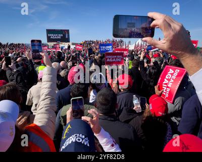 Lititz, Pennsylvania, USA. Am 3. November 2024 steht Donald Trump auf der Bühne bei einer Kundgebung, bei der Trump in Lititz, PA, nur zwei Tage vor dem Wahltag 2024 sprach. Pennsylvania ist bei den Wahlen ein entscheidender Wendestaat. Autor: John Lazenby/Alamy Live News Stockfoto