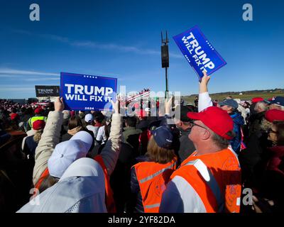 Lititz, Pennsylvania, USA. Am 3. November 2024 nahmen Tausende Anhänger des ehemaligen US-Präsidenten Donald J. Trump an einer Kundgebung Teil, bei der Trump nur zwei Tage vor dem Wahltag 2024 in Lititz, PA, sprach. Pennsylvania ist bei den Wahlen ein entscheidender Wendestaat. Autor: John Lazenby/Alamy Live News Stockfoto