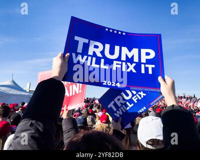 Lititz, Pennsylvania, USA. Am 3. November 2024 nahmen Tausende Anhänger des ehemaligen US-Präsidenten Donald J. Trump an einer Kundgebung Teil, bei der Trump nur zwei Tage vor dem Wahltag 2024 in Lititz, PA, sprach. Pennsylvania ist bei den Wahlen ein entscheidender Wendestaat. Autor: John Lazenby/Alamy Live News Stockfoto