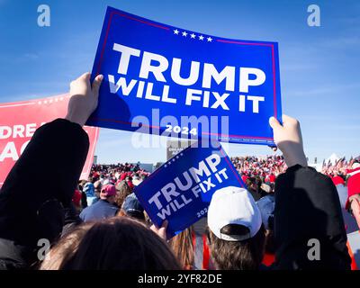 Lititz, Pennsylvania, USA. Am 3. November 2024 nahmen Tausende Anhänger des ehemaligen US-Präsidenten Donald J. Trump an einer Kundgebung Teil, bei der Trump nur zwei Tage vor dem Wahltag 2024 in Lititz, PA, sprach. Pennsylvania ist bei den Wahlen ein entscheidender Wendestaat. Autor: John Lazenby/Alamy Live News Stockfoto