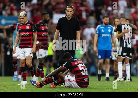 Rio De Janeiro, Brasilien. November 2024. RIO DE JANEIRO, BRASILIEN – 03. NOVEMBER: FILIPE LUIS, Cheftrainer von Flamengo, begrüßt die Spieler nach dem Spiel zwischen Flamengo und Atletico Mineiro als Teil des Copa do Brasil Finales 2024 im Maracana Stadium am 3. November 2024 in Rio de Janeiro, Brasilien. Quelle: Ruano Carneiro/Alamy Live News Stockfoto