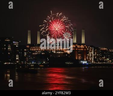 Battersea Park Feuerwerk über dem Kraftwerk. Stockfoto