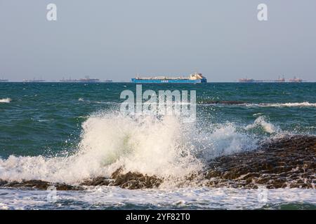 Der Erdöltanker Nasimi (2006) von ASCO füllt ihren Frachtraum mit Benzin auf einer Offshore-Ölplattform im Kaspischen Meer vor dem Strand Mayak in Aserbaidschan Stockfoto