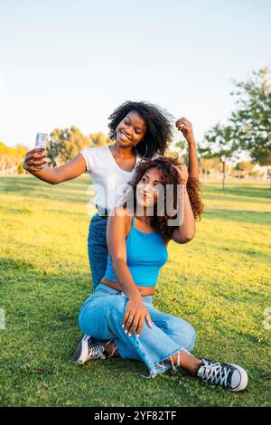 Zwei junge Frauen machen ein Selfie im Park Stockfoto