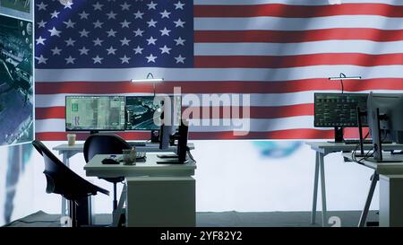 Ein leeres Militärkontrollzentrum mit einer großen Leinwand zeigt die amerikanische Flagge, Geheimdienstagentur, die das Land vor Bedrohungen schützt. Kommandoraum der Armee mit High-Tech-Ausrüstung. Kamera A.. Stockfoto