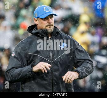 Green Bay, Usa. November 2024. Dan Campbell, Cheftrainer der Detroit Lions, betritt das Spielfeld vor dem Start des NFL-Spiels zwischen den Detroit Lions und den Green Bay Packers im Lambeau Field in Green Bay, Wisconsin am Sonntag, den 3. November 2024. Foto: Tannen Maury/UPI Credit: UPI/Alamy Live News Stockfoto