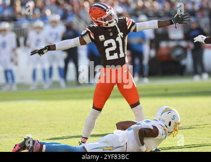 Cleveland, Usa. November 2024. Cleveland Browns Denzel Ward (21) feiert am Sonntag, den 3. November 2024, den Pass für die Los Angeles Chargers Joshua Palmer (5) in der zweiten Halbzeit im Huntington Bank Field in Cleveland, Ohio. Foto: Aaron Josefczyk/UPI Credit: UPI/Alamy Live News Stockfoto